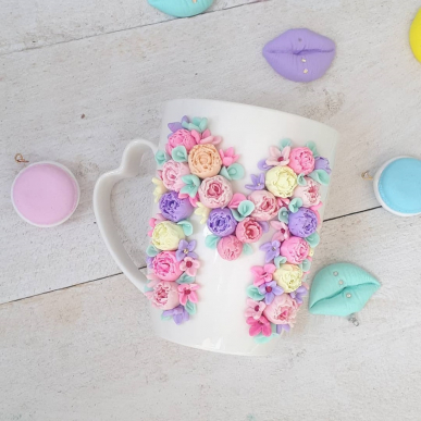 Чаша с буква от божури