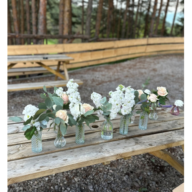 Малки вази с цветя 