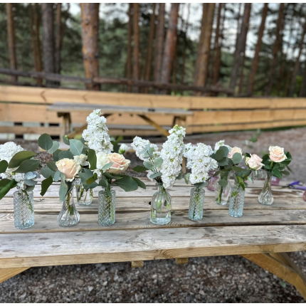 Малки вази с цветя 