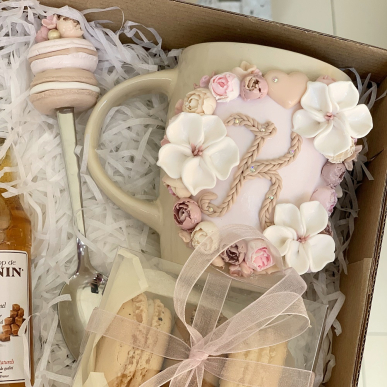 Чаша с буква и божури "Nude"