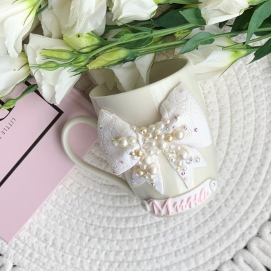 Чаша с бяла панделка и перли 