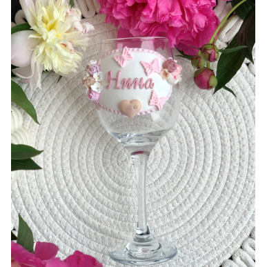 Чаша за вино с име и пеперуди