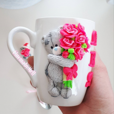 Чаша с мече и букет от рози Чаша с мече и букет от рози