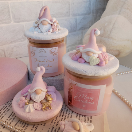 Коледна свещ с розов гном