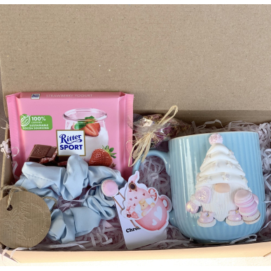 Коледен сет с чаша с гном, скрънчи и шоколад 