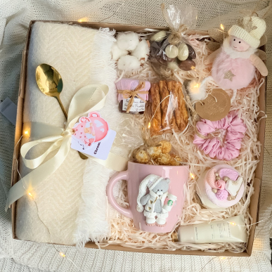 Коледна кутия с одеяло и чаша с мече