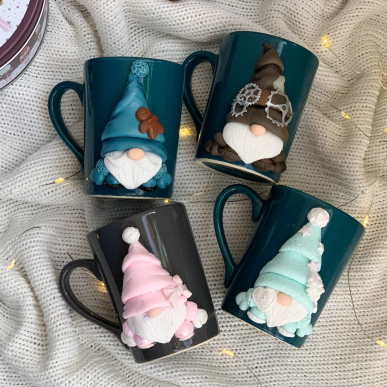 Малка чаша за кафе с гном в розово