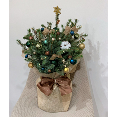 Голяма украсена елха в саксия 