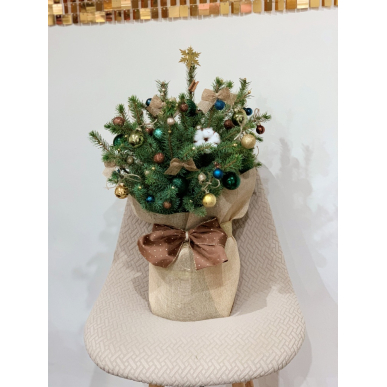 Голяма украсена елха в саксия 