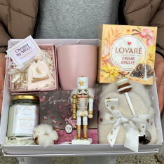 Подаръчна кутия с ръквици и свещ