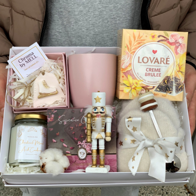 Подаръчна кутия с ръквици и свещ