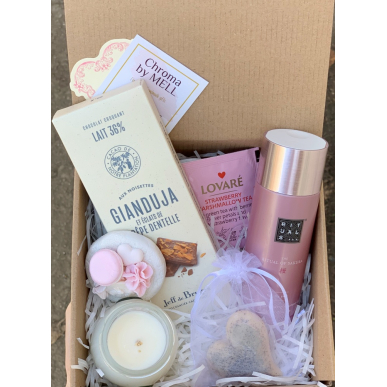 Подаръчен сет със свещ и шоклад 