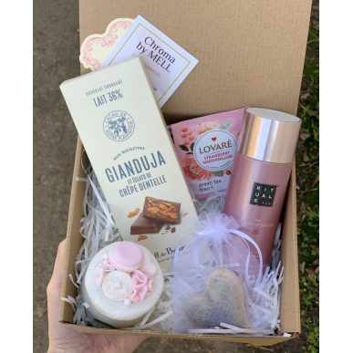 Подаръчен сет със свещ и шоклад 