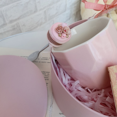 Лъжичка с макарони и божури