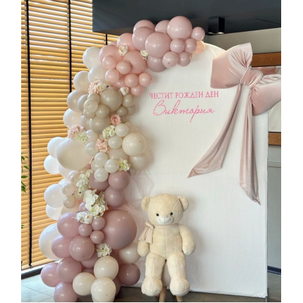 Украса с балони, панделка и мече 