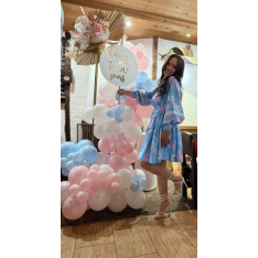 Украса с балони в сиво, синьо, бежово и златно 