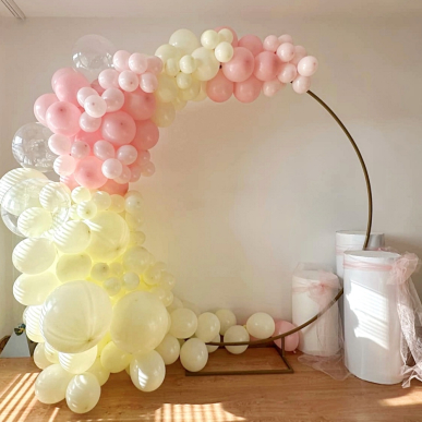 Украса с балони в розово и шампанско 