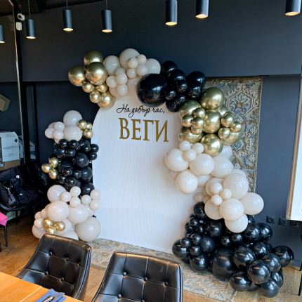 Украса с балони в черно, бежово и златно