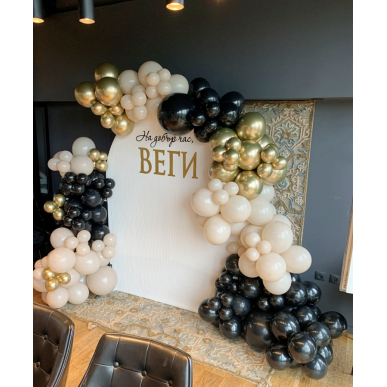 Украса с балони в черно, бежово и златно