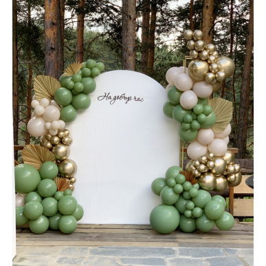 Украса с балони в зелено, бежово и златно 
