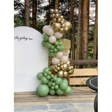 Украса с балони в зелено, бежово и златно 
