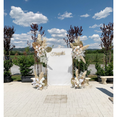 Украса с цветя за изнесен ритуал  Украса с цветя за изнесен ритуал