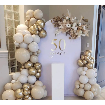 Украса за юбилей или рожден ден в бежово и златно 