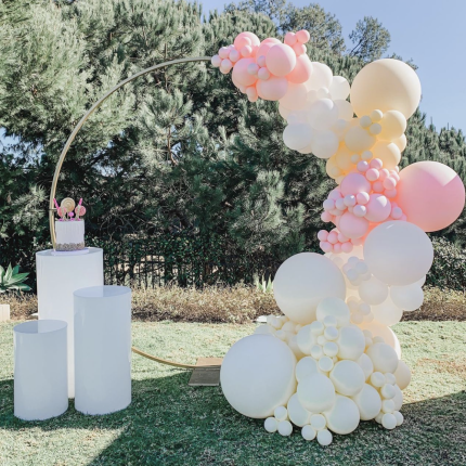 Украса с балони в розово и шампанско 