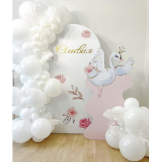 Украса с балони в бяло и розово 