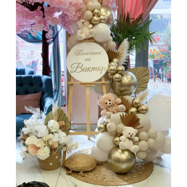 Украса с балони и мечета върху статив