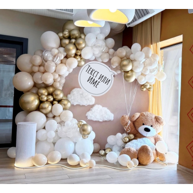 Украса с балони и голямо мече 