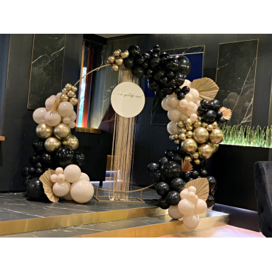 Арка с балони в черно и златно 
