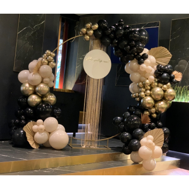 Арка с балони в черно и златно 