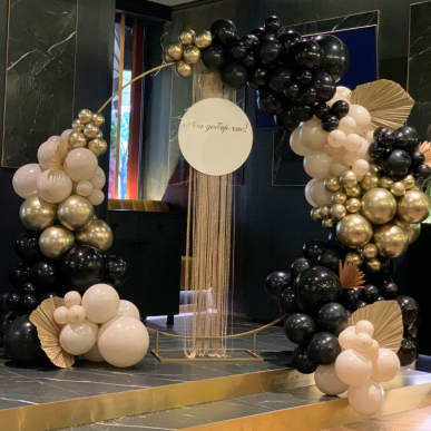 Арка с балони в черно и златно 