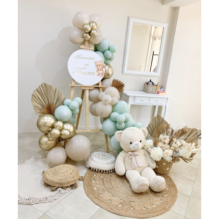 Украса с балони в мента, бежово и златно 