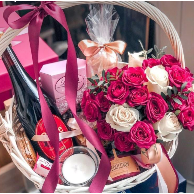 Кошница с рози, вино и бонбони