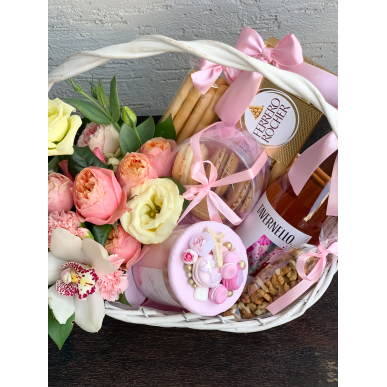 Кошница с цветя, вино и свещ