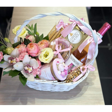 Кошница с цветя, вино и свещ