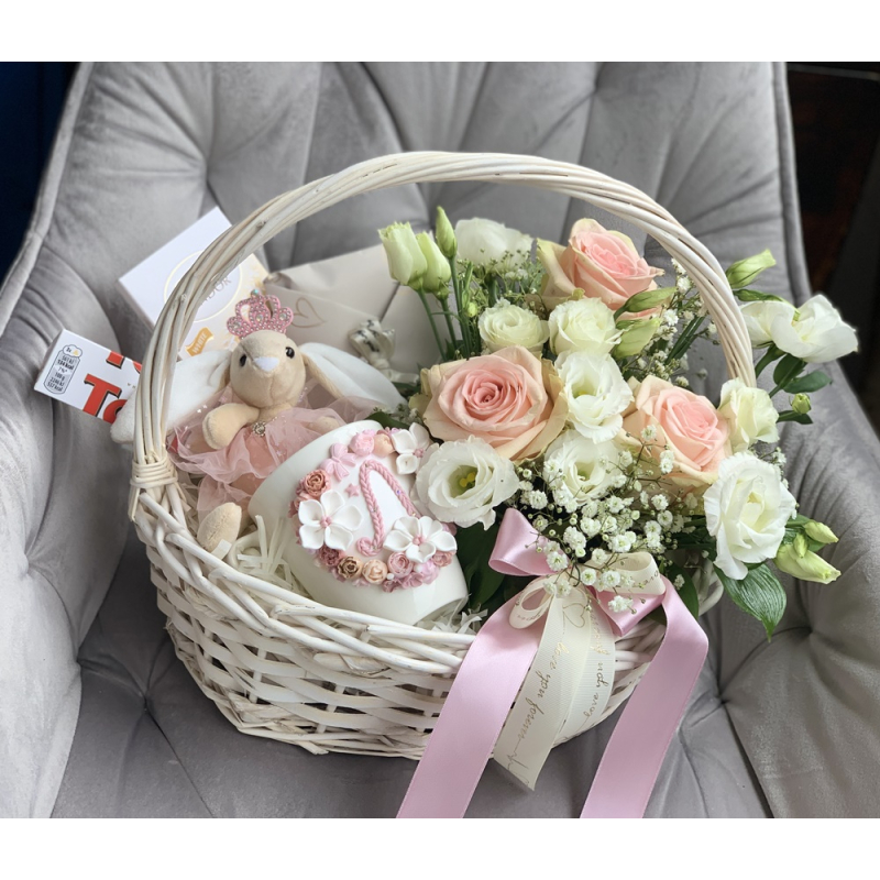 Подаръчна кошница с цветя и чаша