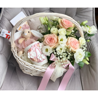 Подаръчна кошница с цветя и чаша