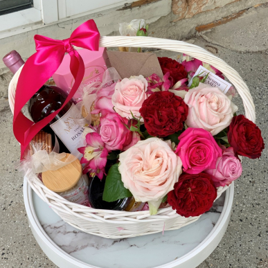 Кошница с рози, вино и бонбони