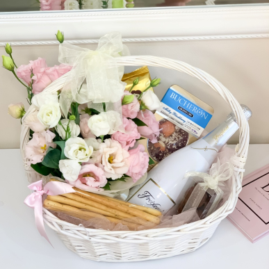 Подаръчна кошница с цветя и шампанско 