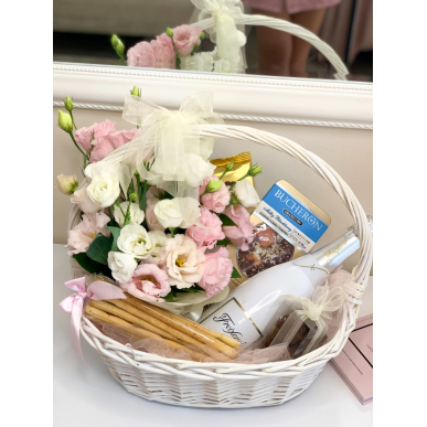 Подаръчна кошница с цветя и шампанско 