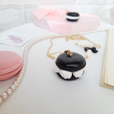 Колие с черен макарон и бели рози