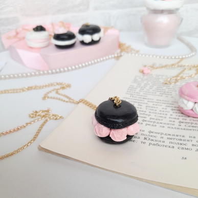 Колие с черен макарон и розови рози