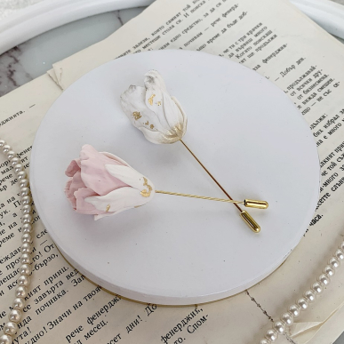 Розова брошка лале