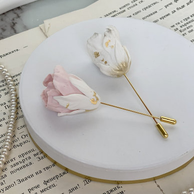 Розова брошка лале
