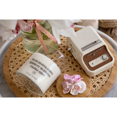 Свещ с цветя и послание 