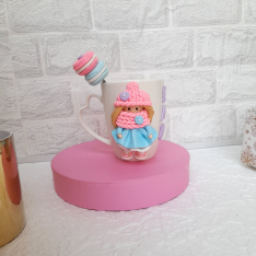 Чаша с кукла с плетена шапка
