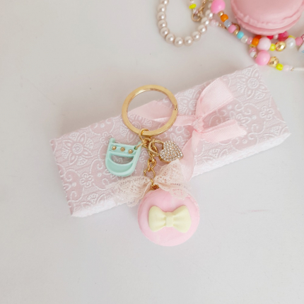 Ключодържател с макарон и буква